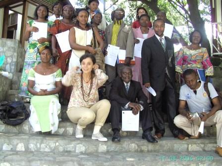 photo d'ensemble des APS de l'ADDF après leur formation à Goma par Primo Levi sur les soins et soutien aux personnes victimes de la torture et de la violence politique