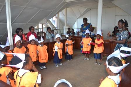 une vue des enfants de l'école maternelle Junior ADDF lors de la proclamation